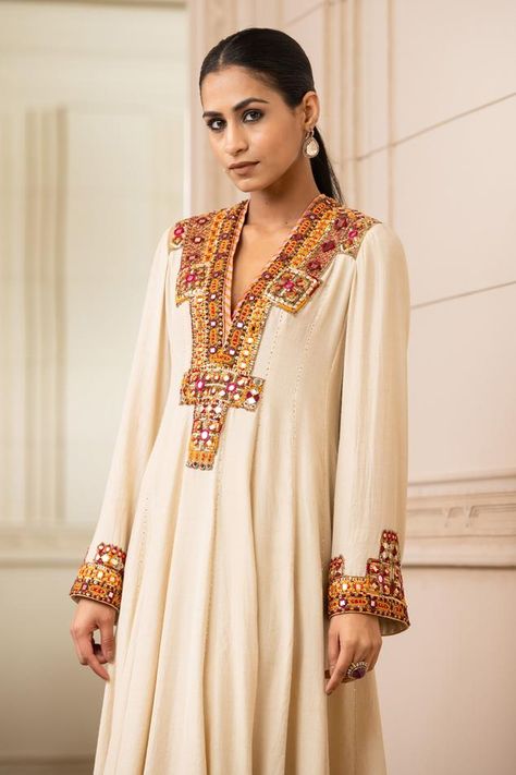 Ivory flared kurta with thread work and mirror embroidered bodice. Paired with churidar. Components:2 Pattern:Embroidered Type of Work:Thread Work, Mirror Neckline:V neck Sleeve Length:Long Sleeves Fabric:Kurta: Mashru Silk Color:White Other Details: Thread and mirror work Occasion:Wedding - Aza Fashions Patchwork, Balochi Dress, Kurta Style, Simple Kurta Designs, Indian Designer Suits, White Kurta, Long Kurti Designs, Kurta Dress, Tarun Tahiliani