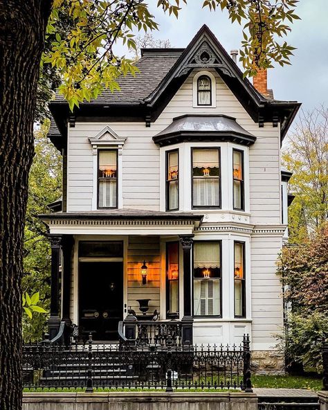 Saint Paul, Minnesota Old Vintage House Exterior, Victorian Homes Exterior, Saint Paul Minnesota, Victorian Style Homes, Saint Paul Mn, Victorian Home, Victorian House, Cute House, Interior Modern