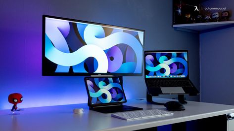 Have you ever thought of a three-motor desk for your workspace? A triple monitor desk setup can be more than just a dream if you follow this guide! Triple Desk, Monitor Desk Setup, Triple Monitor Setup, Dual Desk, Multiple Monitor Setup, Gaming Desks, Dual Monitor Setup, Monitor Desk, Gaming Computer Desk