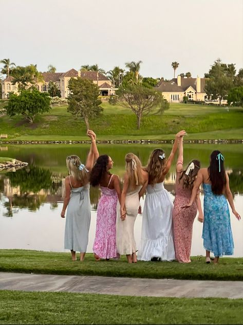 Girls in long dresses in grass at a garden party, tea party aesthetic Cute Home Design, Garden Outfits, Tea Party Aesthetic, Garden Party Dresses, Summer Outfits Style, Palette Aesthetic, Mood Palette, Garden Party Tea, Paris Mood