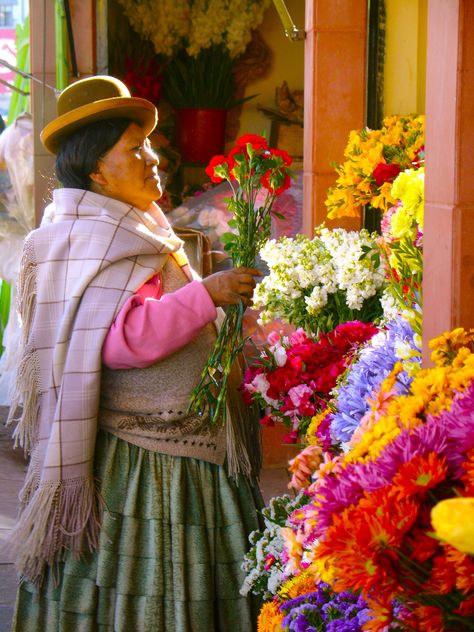 Chilean Culture Aesthetic, Bolivian Aesthetic, South American People, Bolivia Aesthetic, Ecuadorian Culture, Bolivia Travel, Mexico Culture, Flower Cart, South America Travel