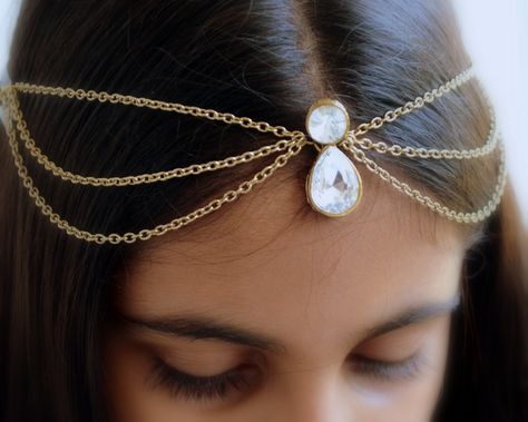 Tikka Hairstyle, Dancing Hairstyles, Kundan Matha Patti, Rajasthani Wedding, Maang Tikka Design, Head Jewellery, Tikka Designs, Head Ornaments, Gold Goddess