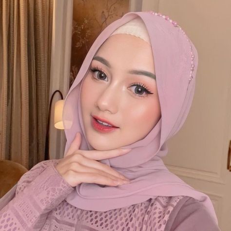 Makeup and Hairdo for Graduation Ceremony Graduation is your milestone event and you need to get ready early in the morning. Graduation Make Up Natural, Nanda Arsyinta, Graduation Look Makeup, Graduation Hijab, Make Up For Graduation, Membentuk Alis, Fresh Makeup Look, Sweet Makeup, Pic Aesthetic