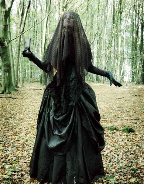 Get your spook on this Halloween! Chic Halloween Costumes, Chic Halloween Costume, Läskig Halloween, Halloween Costumes Women Scary, Halloween Chic, Creepy Halloween Costumes, Scary Halloween Costume, Chic Halloween, Hallowen Costume