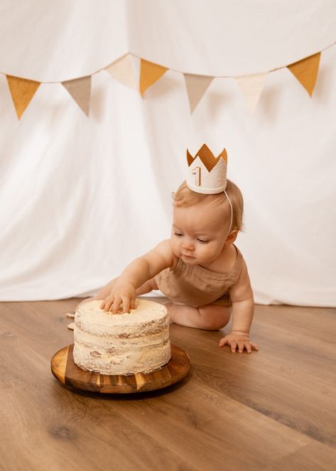 Cake Smash Home Photo Shoot, Lifestyle Cake Smash, Boy Smash Cake Photoshoot, Cake Smash Neutral, Boy Cake Smash Ideas, Baby Boy Smash Cake, Birthday Fotos, Cake Ideas For 1st Birthday, Baptism Photoshoot