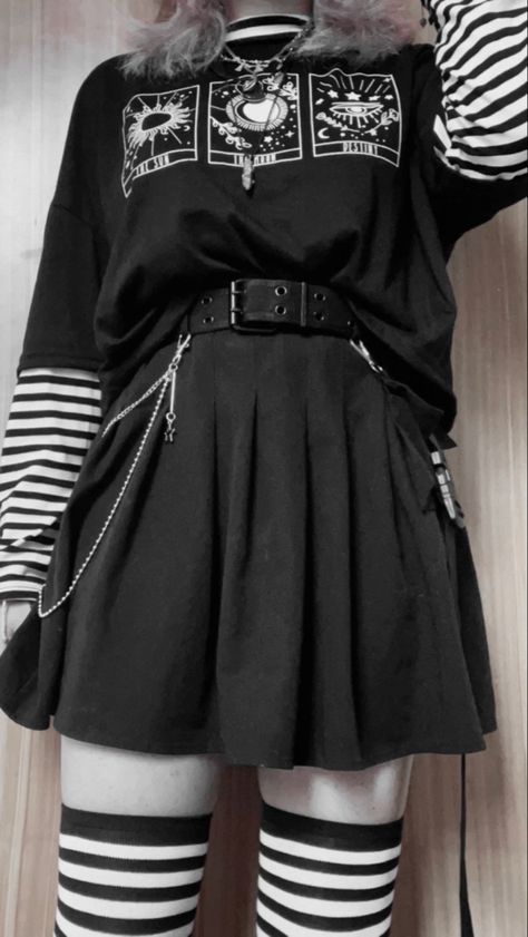 Egirl Cute Outfit, Egirl Outfits Ideas Teenage, Egirl Astethic, Black And White Emo Outfits, Casual Goth Clothes, Egirl Aesthetic Outfits For School Skirt, Black Egirl Outfits, Black And White Aesthetic Clothes, Emo Aesthetic Clothes