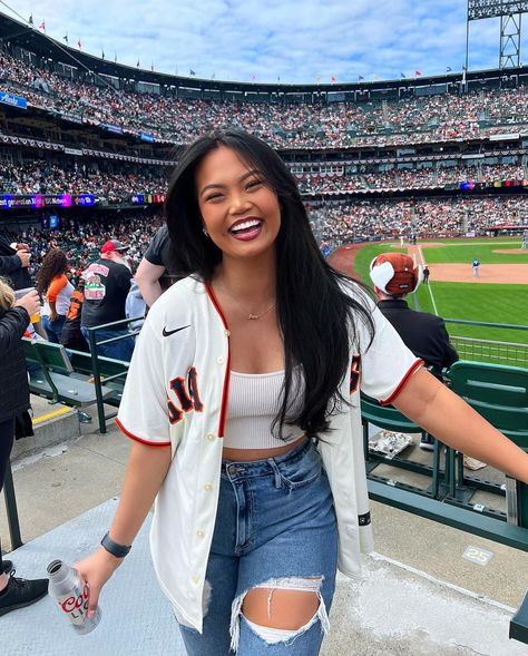 Sf Giants Outfit Women, Top Golf Outfit Date, Phillies Game Outfit, Sf Giants Outfit, Sporting Event Outfit, Spring Training Outfits, Braves Game Outfit, Cubs Game Outfit, Baseball Game Outfit Women