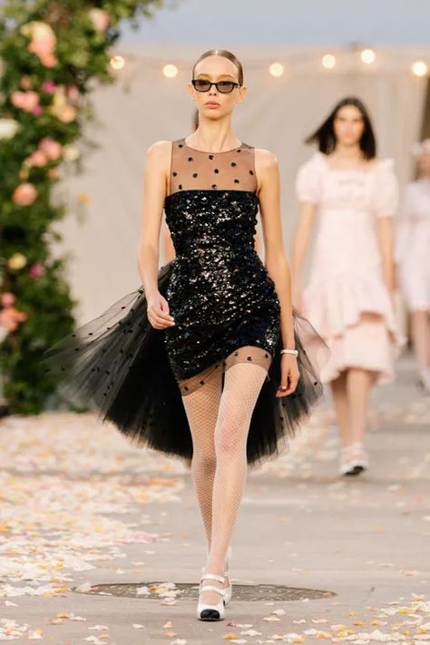 Chanel Spring 2021 Couture Collection | Vogue Haute Couture Looks, Moda Chanel, Vestidos Color Rosa, Dress Chanel, Collection Couture, Mode Chanel, Chanel Dress, Couture Looks, Chanel Couture