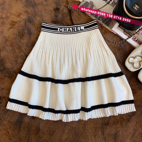 chanel skirts Cute Chanel Outfits, Chanel Skirt Outfit, Chanel Outfits Women, Chanel Clothes, Jeans Casual Outfit, Skirt Chanel, Channel Outfits, Casual Outfit Summer, Chanel Clothing