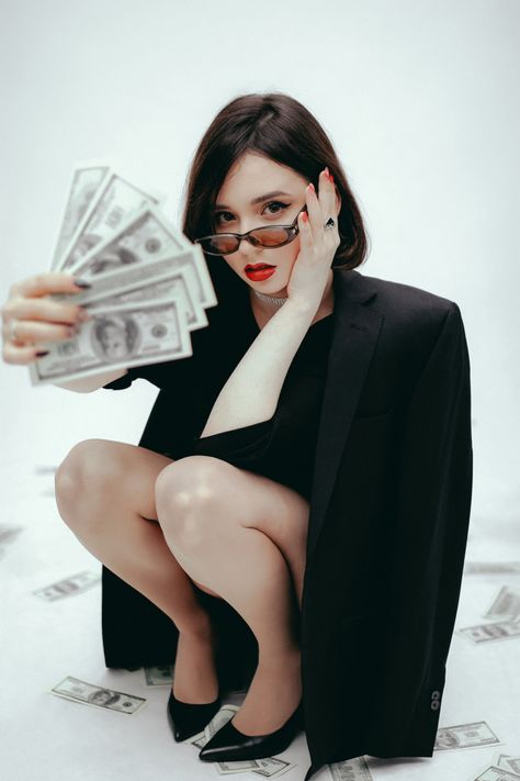 Money Photo Shoot Ideas, Pose With Money, Fake Money Photoshoot, Lady Boss Photoshoot, Money Photoshoot Ideas Birthday, Monopoly Photoshoot, Poses With Money, Posing With Money, Photoshoot With Sunglasses