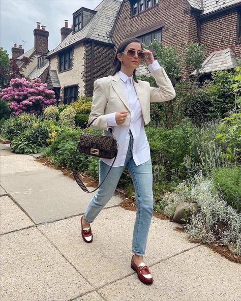 Styling Cropped Blazer, How To Style Cropped Blazer, How To Wear A Cropped Jacket, Cropped Blazer Outfits Casual, Crop Blazer Outfits For Women, White Cropped Blazer Outfit, Styling Blazers Women, Cropped Blazer Outfit Street Style, Cropped Blazer Outfits