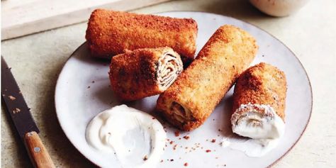 These crispy, golden brown crepes get slathered with an aromatic mushroom spread, then rolled and dredged in breadcrumbs before pan-frying. Crepe Appetizer, Fried Pancakes, Mushroom Filling, Swedish Pancakes, Crepes Filling, Mushroom And Onions, Comfort Dishes, Pancakes Easy, Vegetable Seasoning