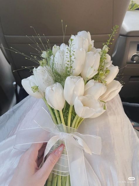 Tulip Wedding Bouquet, Hand Bouquet Wedding, حفل توديع العزوبية, Simple Wedding Bouquets, Tulip Wedding, Bridal Bouquet Flowers, Tulip Bouquet, Bride Flowers, Dream Wedding Ideas Dresses