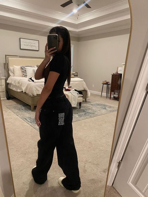 How To Style Pro Club Sweats, Outfit Going Out, Baddie In Black, Outfits For School Black, Bralettes Outfits Casual, 00s Mode, Latina Outfits, Latina Fashion Outfits, Outfits Dress