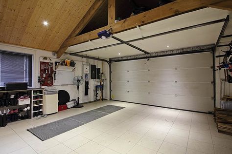 How to Set Up Your Garage for Woodworking | RouterForums.com Isolation Garage, Construction Garage, Concrete Floor Coatings, Garage Boden, Working Wall, Garage Tool Organization, Garage Floor Epoxy, Design Salon, Garage Interior