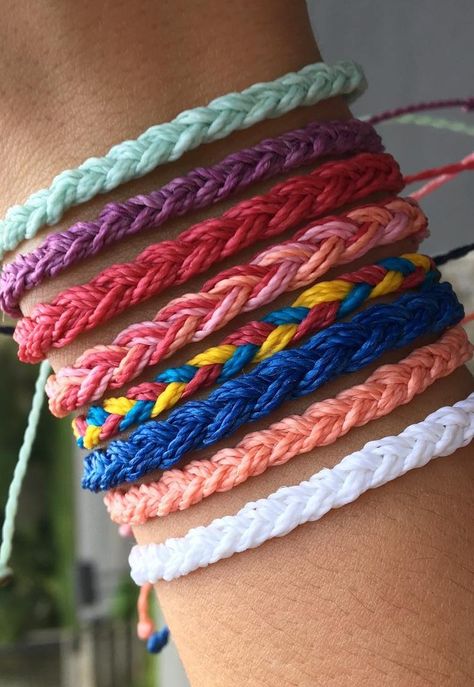 Crochet Beads Bracelets, Friendship Bracelet Crochet, Crochet Thread Bracelet, Crocheted Friendship Bracelets, Friendship Bracelets Crochet, Crochet Friendship Bracelets Free Pattern, Knitted Bracelets How To Make, How To Make A Crochet Bracelet, How To Crochet Bracelets