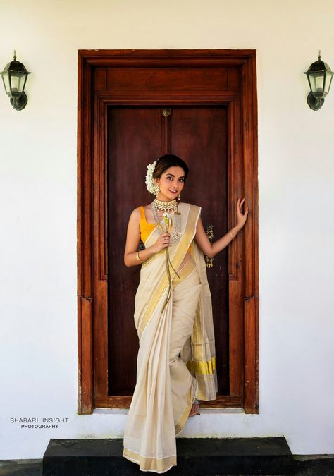 Kerala Saree Modern Look, South Indian Look Simple In Saree, Onam Saree Photoshoot Poses, Onam Saree Look, Onam Photoshoot Ideas, Onam Sarees, Mahima Nambiar, South Indian Saree, Wallpaper Indian