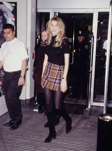 1995...Claudia Schiffer in plaid mini 1990s Fall Fashion, 80s American Fashion, Styling Plaid Skirt, 90’s Style, Babydoll Aesthetic Outfits, Plaid Skirt 90s, Plaid Mini Skirt Outfit, 1995 Fashion, 1990s Skirt