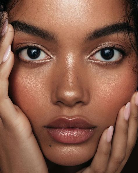 Portrait Makeup Photography, Brown Skin Photography, Black People Makeup Looks, Face Model Poses Makeup, Minimal Makeup Brown Skin, Whitney Peak Photoshoot, Beauty Portrait Poses, Close Up Face Photography, Soft Glam Makeup Brown Skin