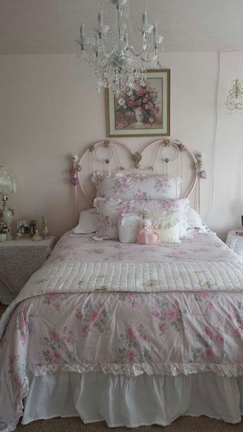 Stunning bed Teal And Pink Vintage Bedroom, Pink Vintage Bedroom Aesthetic, Pink Royal Bedroom, Pink Sunroom, Bedroom With A Bathroom, Coquette Rooms, Shabby Chic House, Camera Shabby Chic, Shabby Bedroom