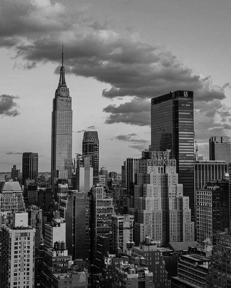 Grey Building Aesthetic, Nyc Black And White Aesthetic, Nyc Skyline Aesthetic, Black N White Wallpaper, Skyline Aesthetic, Black And White New York, Black And White Building, Building Aesthetic, New York Black And White