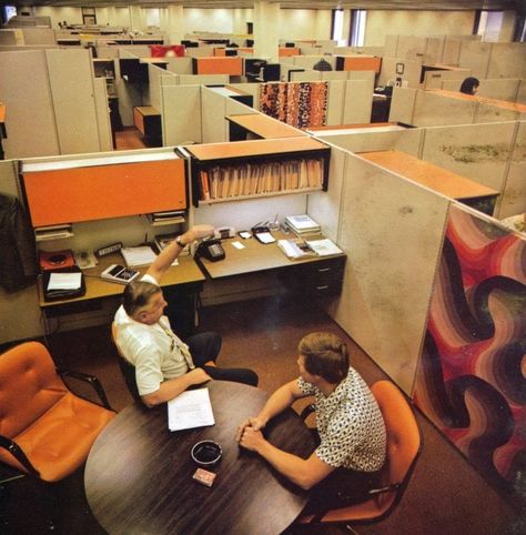 14 pictures of early office cubicles & retro open plan office layouts (1975) #vintage #retro #70s #seventies #officecubes #oldoffices #business #offices #clickamericana Le Corbusier, Office Building Interior, 70s Office, Mcm Office, Office Layouts, Open Plan Office, Cubicle Office, Office Cubicles, Mid Century Office