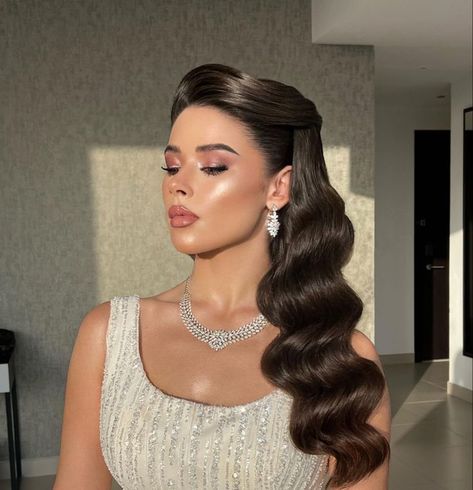 Hollywood Hairstyle, Disco Hairstyles, Glamorous Wedding Hair, Hairstylist Fashion, Formal Hairstyles For Long Hair, Engagement Hairstyles, Makeup Pengantin, Brunette Model, Classy Hairstyles