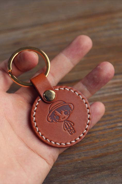 Birthday Crafts For Boyfriend, Leather Keychain Ideas, Crafts For Boyfriend, Crafts For Women, Leather Keychain Diy, Chain Crafts, ميدالية مفاتيح, Key Chain Leather, Leather Handbag Patterns