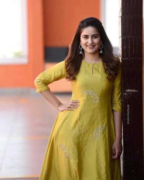 Cream Colour Kurti Designs, Plain Kurtis Design, Neck Designs For Dress Materials, Churidhar Models Latest, Kurthi Necks Latest Design, Cotton Kurta Designs, Leggings Kurti, Kurthi Models Latest, Vaidehi Parshurami