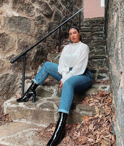 7 Ways to Wear Skinny Jeans and Ankle Boots for Fall | Who What Wear Plus Size Photography Poses, Plus Size Poses For Pictures, Plus Size Photo Poses, Plus Size Photography, Plus Size Posing, Fall Boots Outfit, Boots Outfit Ankle, Self Portrait Poses, Modelos Plus Size