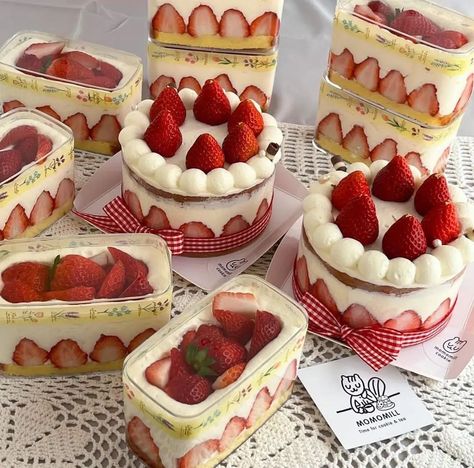 Essen, Strawberry Desserts Photography, Strawberry Shortcake Dessert, Kue Macaroon, Creative Birthday Cakes, Pretty Dessert, Pastry Art, Pretty Birthday Cakes, Think Food