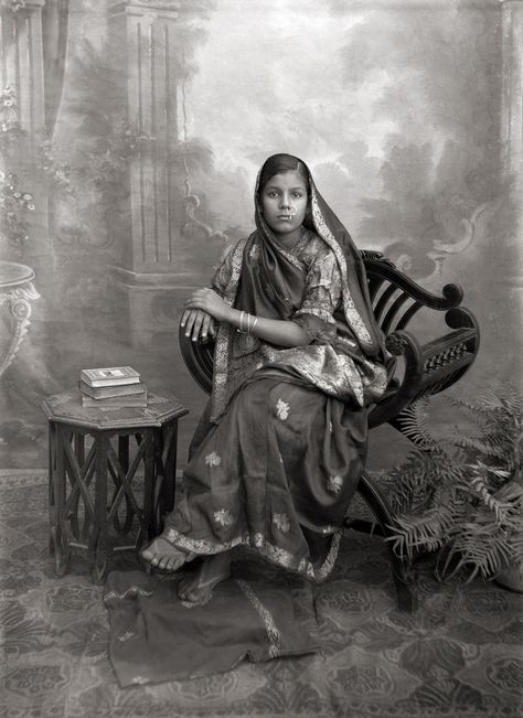 Vintage Studio Portraits of Indian Women From the Peak of British Colonialism - The New York Times Retro Saree, Vintage Indian Fashion, Colonial India, Vintage India, Fine Photography, Indian Photography, Ancient India, Indian Aesthetic, Women Of India