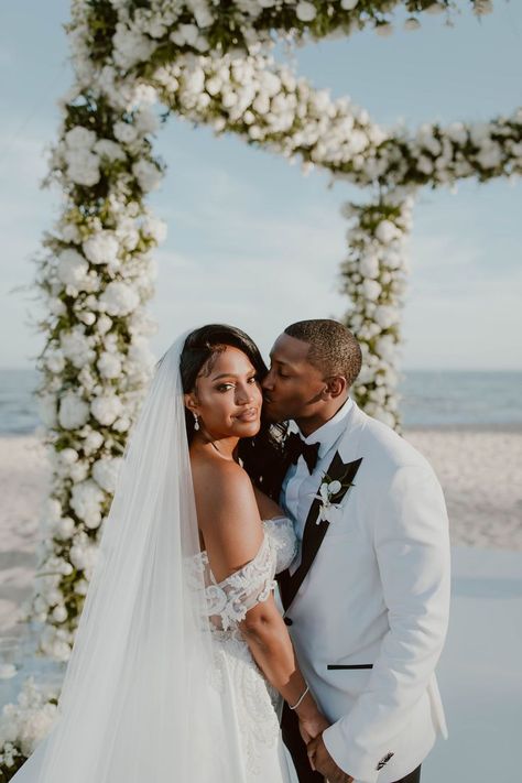 Beautiful Black Brides, Romantic Wedding Photo Ideas, Black Bride Beach Wedding, Black Family Wedding Photos, Black Couple Beach Wedding, Beach Wedding Black Couple, Poses For Wedding Pictures, Wedding Black People, Black Couples Wedding