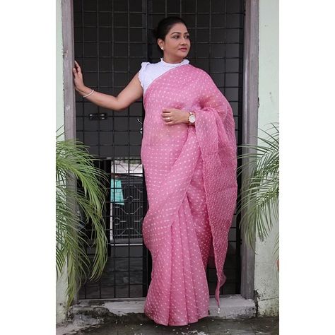 Dolly Jain • Saree Stylist on Instagram: “Posted a real cool saree trick on how to manage Organza Sarees in Open Palla Style. Check out my last post if you haven’t already:) . Saree…” Sari Pink, Dolly Jain, Instagram Posting, Trendy Blouse, Organza Sarees, Wedding Saree Indian, Trendy Blouses, Trendy Blouse Designs, Wedding Saree