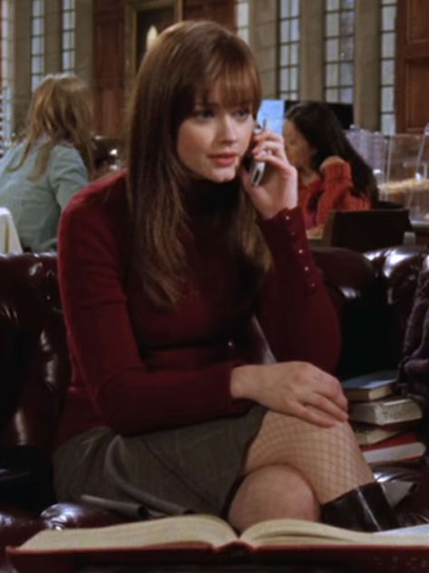 26 Rory Gilmore Outfits to Inspire Your Fall Wardrobe Rory Coming Out Dress, Rory Gilmore Work Outfit, Rory Yale Outfits, Tv Series Outfits Ideas, Lorelei Gilmore Style, Rory Gilmore Yale Outfits, Rory Gilmore Yale, Lorelei Gilmore Outfits, Rory Outfits