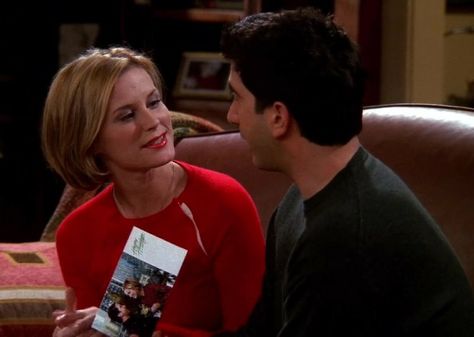 FRIENDS 2001 (S8 E11) Ross and Mona (co-star Bonnie Somerville) "The One With The Creepy Holiday Card". Jennifer Aniston, Bonnie Somerville, Playlist Pics, Matt Leblanc, David Schwimmer, Friends Season, Matthew Perry, Holiday Card, Pop Culture