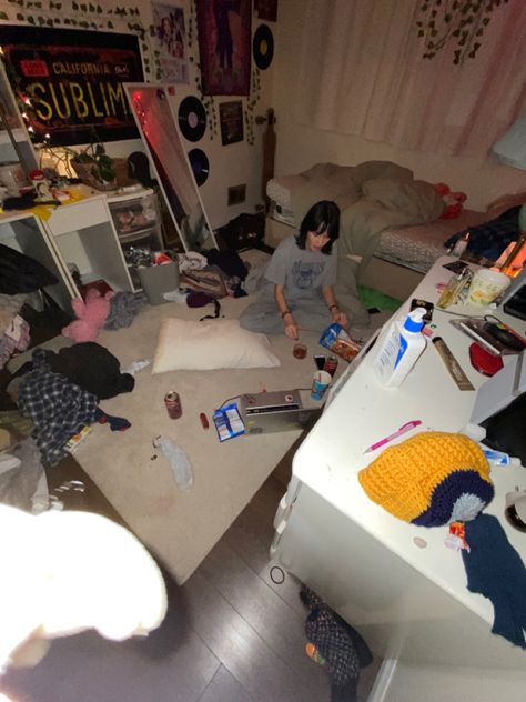 Cool Messy Room, Grunge Room Messy, Cozy Messy Bedroom Aesthetic, Cute Messy Room Aesthetic, Room Ideas Messy Aesthetic, Bedroom Ideas Messy, Messy Cozy Bedroom, Room Inspo Messy, Mess Room Aesthetic