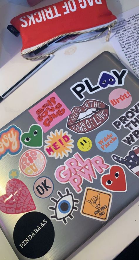 Decorating Computer Laptops, Computers With Stickers, Stickers On Laptop Ideas, Decorating Ipad Case With Stickers, Sticker Laptop Case, Cdg Laptop Wallpaper, Macbook Sticker Case, Sticker On Laptop Ideas, Computer Case Stickers