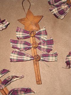 Cinnamon Stick Christmas Trees Primitive Crafts, Primitive Christmas, Country Craft Ideas, Cinnamon Sticks Christmas, Stick Christmas Tree, Natal Diy, Prim Christmas, Country Crafts, Christmas Ornaments Homemade