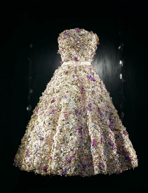 Dior, Miss Dior evening dress, Spring-Summer 1949 Haute Couture collection, Trompe-l'oeil line. Short dress embroidered with countless flowers. White Organza Dress, Christian Dior Dress, Dior Dresses, Dior Fragrance, Dior Gown, Collection Couture, Dior Dress, Dior Vintage, Dior Haute Couture