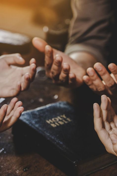 Prayer Group Aesthetic, Praying Hands Aesthetic, Prayer Board Pictures, People Praying In Church, Jesus Pictures Powerful, Prayer Aesthetic, Prayer Photography, Intercession Prayers, Prayer Photos