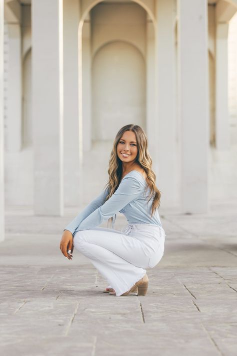 Senior Pictures Jumpsuit, Outdoor Portrait Poses For Women, Cute Outfits Photoshoot, Cute Senior Picture Outfit Ideas, Spring Senior Portraits, Creek Graduation Pictures, Senior Bleacher Pictures, Senior Picture Poses Bench, Senior Picture Outfits High Schools