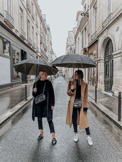 Rainy Day Outfit Parisian, Paris Clothes Aesthetic Winter, Fall Nice Dinner Outfit, Paris Sneakers Outfit, Rainy Day London Outfit, London Outfit In May, London Outfit 2023, Parisian Inspired Outfits, London Ootd Spring