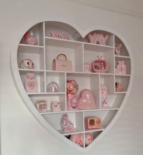 Pretty Wall Shelves, Pink Aesthetic Bookshelf, Pink House Decor Interiors, Pink Bookshelf Aesthetic, Cute Cozy Bedroom Ideas, Bedroom Shelving Ideas Wall Shelves, Pink Shelf Decor, Pink Wall Decor Bedroom, Cute Book Shelf