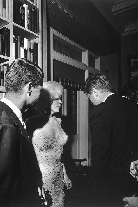 The Details of JFK’s "Affair" With Marilyn Monroe Are Way More Chill Than We’ve Been Told Marilyn Monroe, Marilyn Monroe And Jfk, Dealey Plaza, Rare Marilyn Monroe, Marilyn Monroe Portrait, Marilyn Monroe Photos, Marylin Monroe, Norma Jeane, Old Hollywood