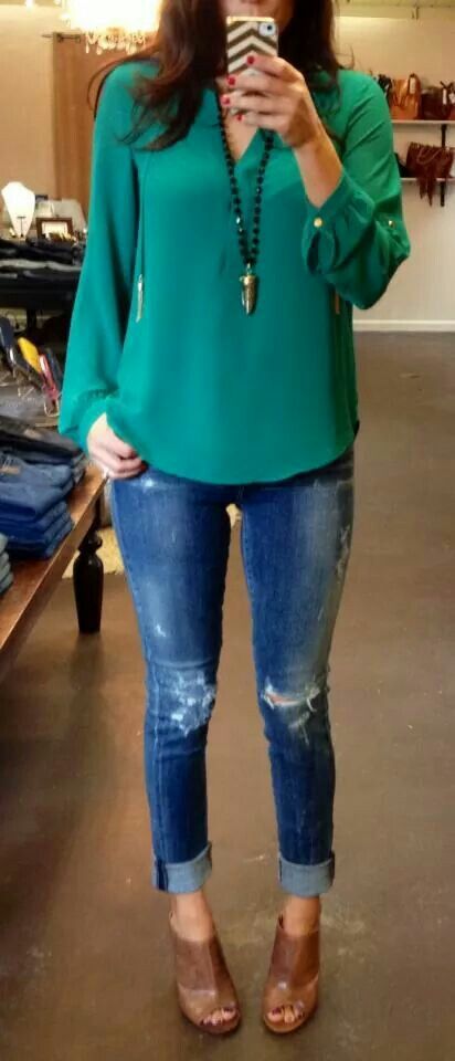 Cute outfit! Green Top Jeans Outfit, Teal Blouse Outfit, Teal Shirt Outfits, Teal Top Outfit, Teal Shirt Outfit, Green Blouse Outfit, Jeans And Blouse, Shirt Outfit Ideas, Cognac Shoes