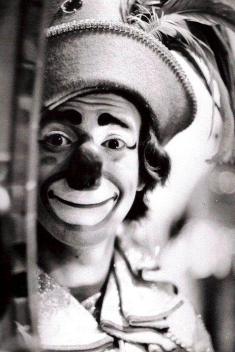 Steve Smith http://famousclowns.org/famous-clowns/steve-smith-aka-tj-tatters/ Pantomime, Famous Clowns, Clown Photos, Emmett Kelly, Send In The Clowns, Circus Performers, Night Circus, Steve Smith, Clown Faces