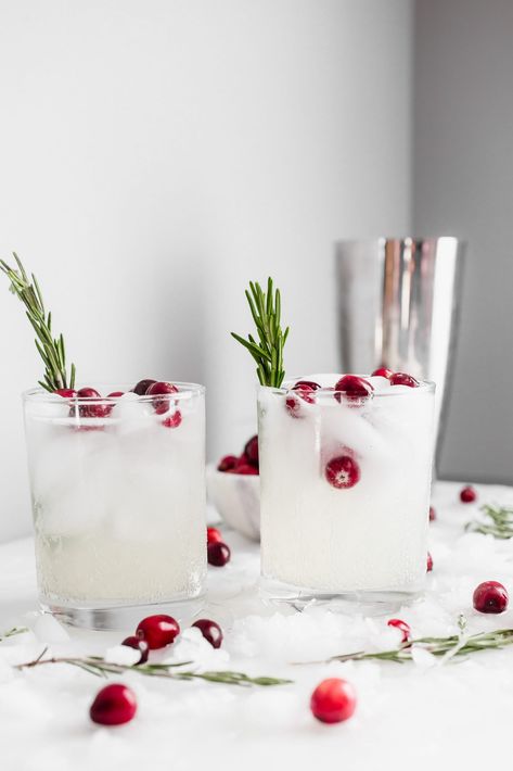 Christmas Wedding Drink Ideas, White Christmas Drinks For Adults, Clausmopolitan White, Christmas Cocktails Easy Vodka, Holiday Alcoholic Drinks Christmas, Easy Christmas Cocktail, Easy Winter Cocktails, Welcome Cocktail, Easy Holiday Cocktails