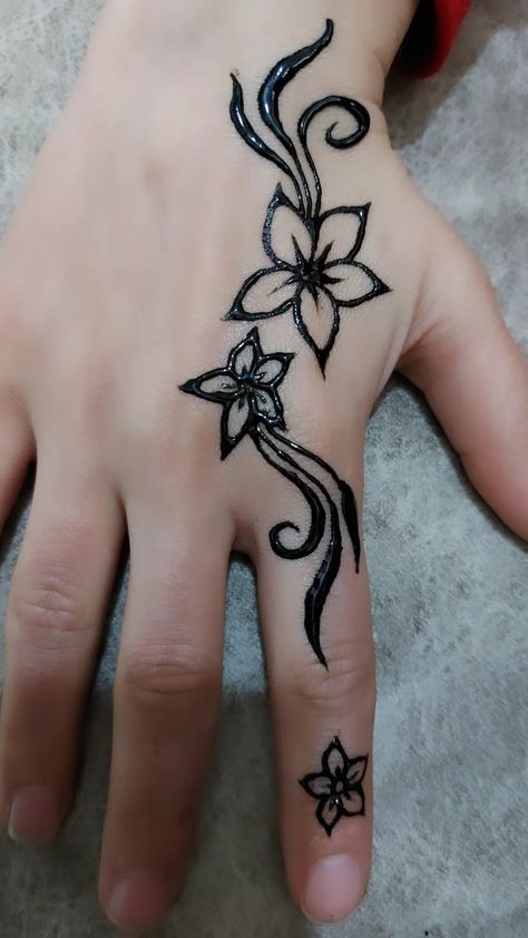 Henna Ideas Beginner, Small Hena Tato Desain, Small Henna Designs Hand Tiny Tattoo, Hannah Design Hands, Henna Arm Designs Easy, Forearm Henna Simple, Hanna Design Hands, Henna Tattoo Designs Moon And Stars, Ankle Henna Designs Simple