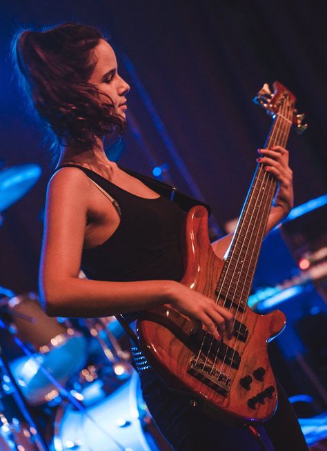 Alana Alberg (Brazil) Female Bass Players, Female Bassist, Robbie Robertson, All About That Bass, Bass Players, Bass Guitarist, Rocker Chick, Country Pop, Women Of Rock